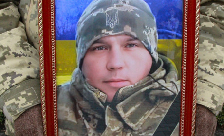 Довгих десять місяців рідні не втрачали надії: Герой Максим Купріянов повернувся додому на щиті
