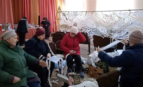 Жительки села Міжлісся за січень сплели понад 100 маскувальних сіток і продовжують працювати