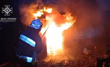 У Жовтих Водах загорівся будинок - пожежу гасили 15 вогнеборців: фото з місця пожежі
