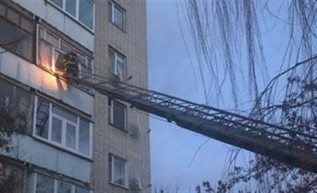 У Вараші рятувальники визволяли трирічну дівчинку із зачиненої квартири на четвертому поверсі