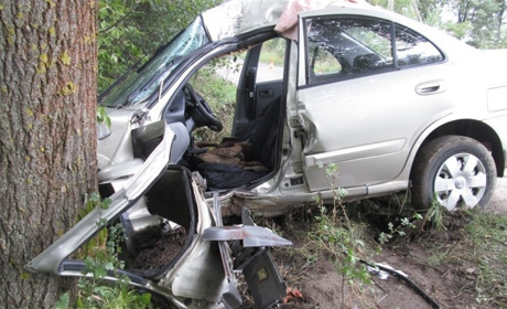 У Мені легковий автомобіль вдарився у придорожнє дерево
