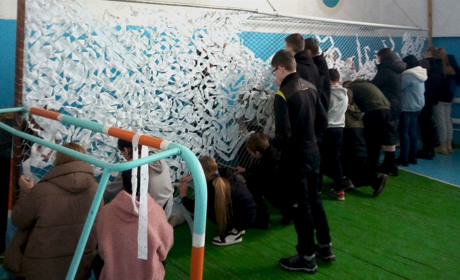 Барські освітяни продовжують плести маскувальні сітки і передавати їх захисникам