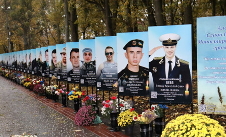 У Монастирищі неповнолітній пошкодив Алею Слави Героям
