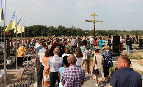 В Барі люди вшанували пам'ять захисників, що загинули на війні за Україну: фото