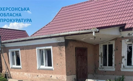 Окупанти прицільно вдарили по житловому будинку на Херсонщині: поранена маленька дитина