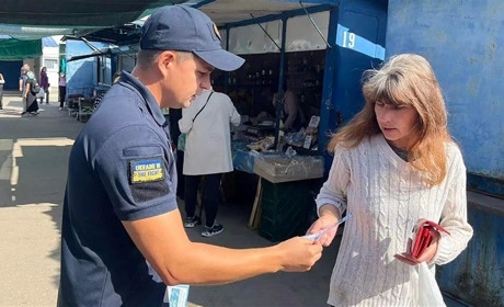 Рейд рятувальників. У Лозовій фахівці ДСНС навідалися на ринок та ізолятор тимчасового тримання