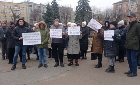 В Черкасах мітингували з вимогою не змінювати керівника Смілянського дитячого будинку-інтернату