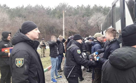 На в'їзді до Одеси поліцейські затримали автобус із озброєними людьми (відео)