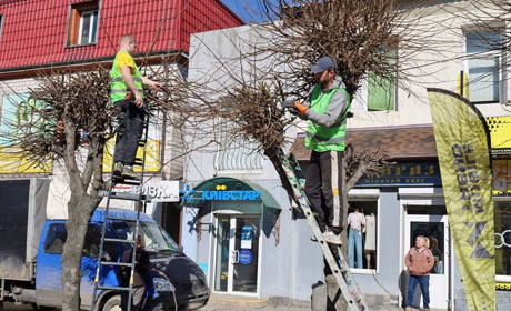 У Жмеринці стартував двомісячник благоустрою: комунальні служби прибирають після зими