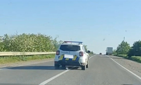 На трасі Одеса-Рені поліцейський на службовому авто порушив ПДР: розпочали службове розслідування