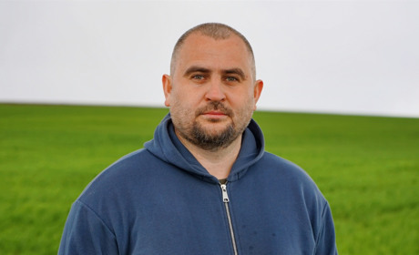 «Ми не знаємо, що буде завтра. Але все одно сіємо. З надією. За 40 кілометрів від передової»