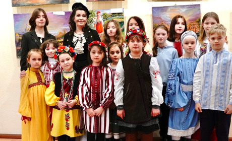 Вихованці студії живопису з наставницею організували в Переяславі благодійну виставку-продаж