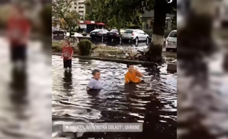 Після вчорашньої аномальної зливи в середмісті Вараша діти купалися в калюжі 