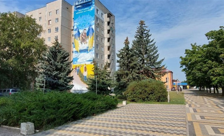 В Южноукраїнську родичі загиблого воїна створили мурал на стіні дев'ятиповерхівки