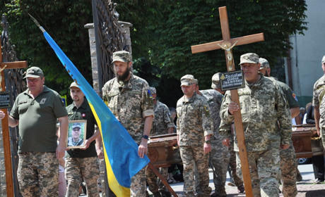 Чортків знову у скорботі: сотні містян зустріли тіла двох загиблих Героїв