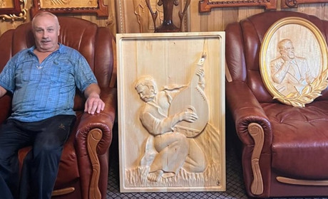 Різьбяр з Переяславщини виготовляє унікальні вироби: портрет Сікорського подарував Заповіднику