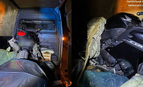 У Сарнах патрульні виявили мотоцикл у бусі — транспорт у міжнародному розшуку