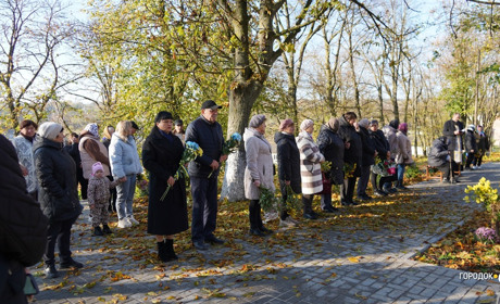Увічнені у камені: у Лісогірці відкрили Стелу пам’яті сімом захисникам