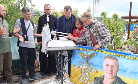 Коли стрічки з іменами знімають і додають: у Південноукраїнську молилися за повернення військових