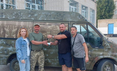 Волонтери Вараської громади передали автомобіль для військового підрозділу