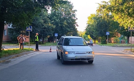 Дитина під колесами: водій легковика збив 8-річного хлопчика на пішохідному переході у Шостці