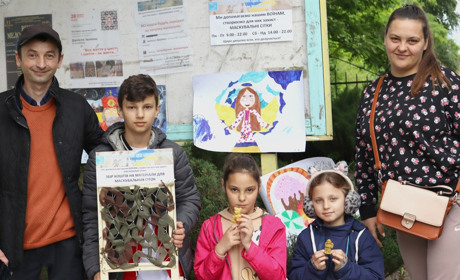 Маскувальні сітки, молитва та власноруч плетені браслети: як сім’я з Олешок волонтерить у Дрогобичі