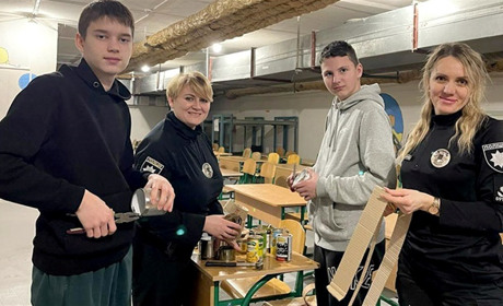 У Нетішині школярі разом з офіцерами служби освітньої безпеки виготовляють окопні свічки