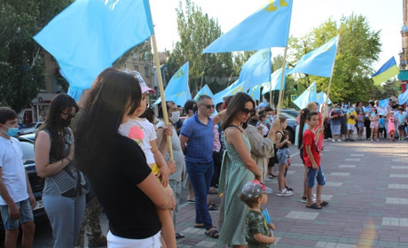 Золотая тамга на фоне голубого неба: на главной площади отмечали день крымскотатарского флага