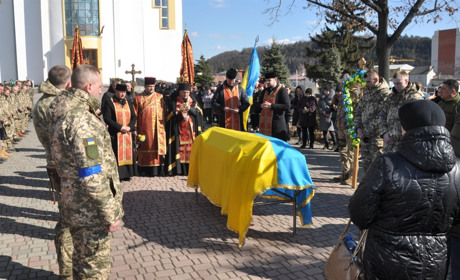 Чортків`яни навколішки зустріли тіло загиблого воїна з Нагірянки Михайла Москалика