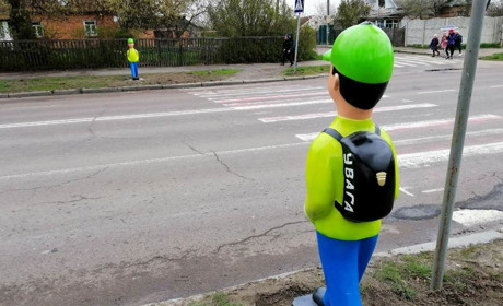 У Городку біля ліцею встановлять «хлопчика-пішохода» та «лежачого поліцейського»