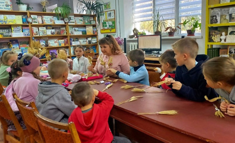 Для дітей провели майстер - клас «Диво – букети із природніх матеріалів»