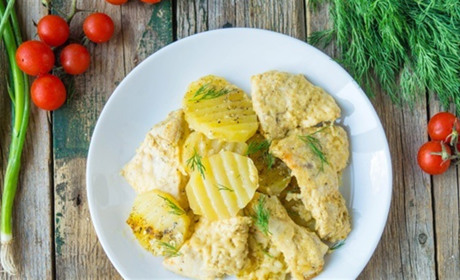 Рецепт дня: картопля з курячим філе і сиром в духовці