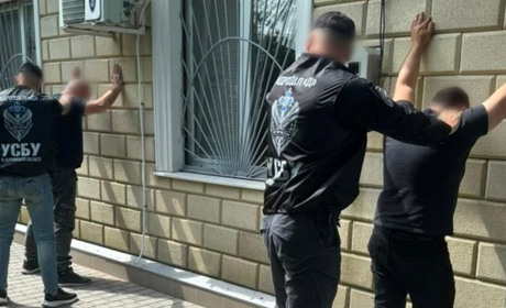 Начальника КЕВ Херсона та його підлеглого підозрюють в отриманні «відкатів» від підприємця
