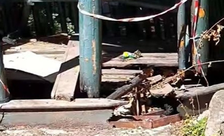 В парку «Софіївка» вандали поруйнували альтанку на Тарпейській скелі