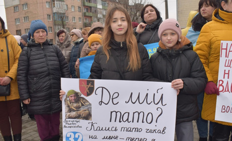 "Я вірю, що він живий!": у Звягелі відбулася акція на підтримку полонених та зниклих безвісти