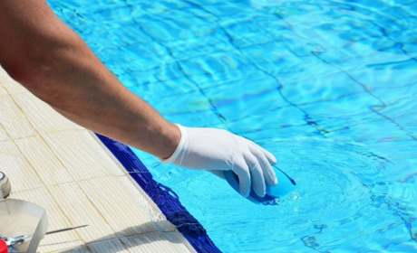 Ефективні засоби для очищення води в басейні