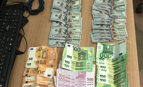 Митники Одещини запобігли незаконному переміщенню валюти на суму понад 3,8 млн грн