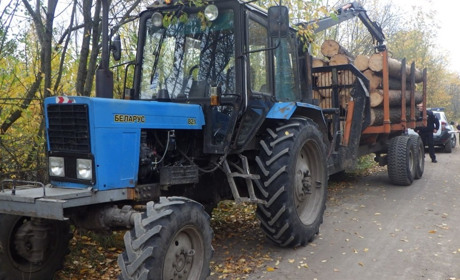 У Сарненському районі зупинили трактор із нелегальною деревиною