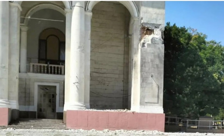 У Херсоні ворожий снаряд влучив у будівлю театру (фото)