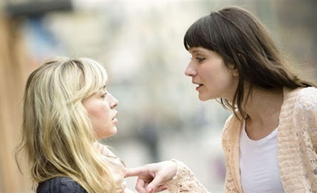 Підпалила куму в під'їзді: на Житомирщині суперечка закінчилася опіками голови та різних частин тіла