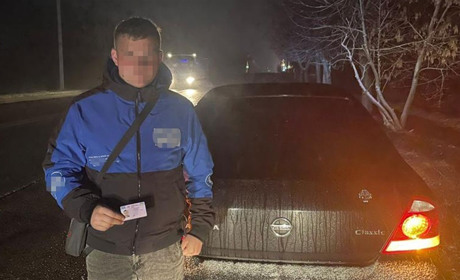 Нетверезий та з підробним посвідченням водія: у Звягелі поліцейські зупинили авто за порушення ПДР