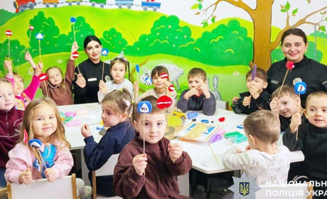 Урок безпеки в Полонному: поліцейські навчали дошкільнят правилам дорожнього руху