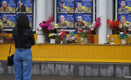 П’ять пам’ятників та хвилина мовчання. Як у Городку розпочався День Незалежності України 2025