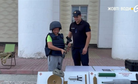 Побачили боєприпаси на власні очі: до Жовтих Вод завітав "Мобільний клас з мінної безпеки"