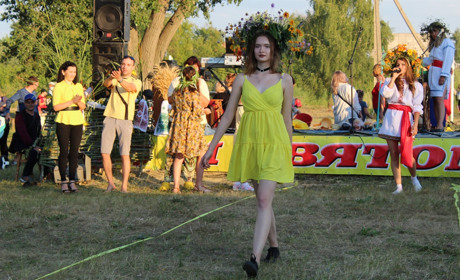 У Сватовому пройшло свято Івана Купала: Підбірка сватівчан у купальських вінках і дефіле (відео)