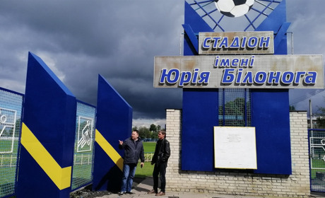 На стадіоні імені Юрія Білонога монтують нову трибуну