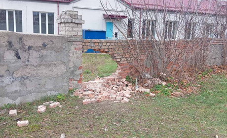 У Славуті зловмисники пошкодили паркан біля інфекційного відділення лікарні