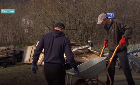 У Сватовому продовжують ремонтувати міст через Красну. Його ремонт почали у серпні 2018