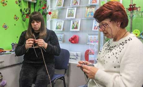 88 пар шкарпеток для воїнів вже сплетено. Щоб продовжити справу, городоччанкам потрібні матеріали