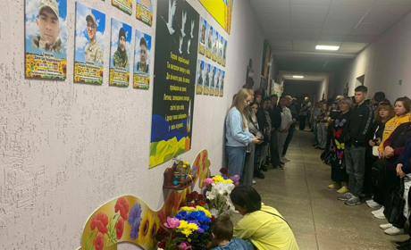 Меморіальна дошка героям: у Первомайському коледжі вшанували загиблих випускників
